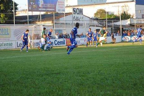 URT sai na frente, mas leva a virada e fica em situação difícil na competição