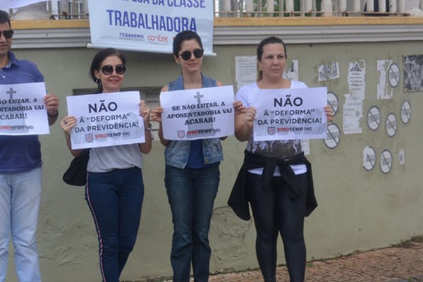 Manifestantes se reúnem no centro da cidade em protesto contra a reforma da previdência