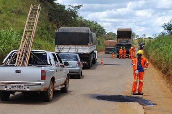 Empreiteira contratada pelo DNIT inicia obras de conservação da BR 365