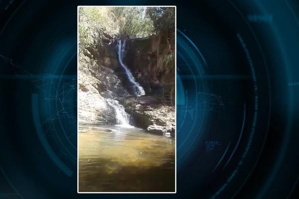 Moradores mostram cachoeira e comemoram o bom resultado do cercamento de nascentes