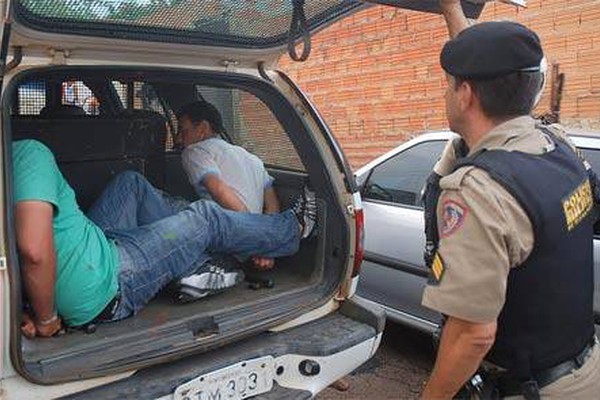 Dupla foge em moto, mas é presa com pistola carregada no Alto da Colina