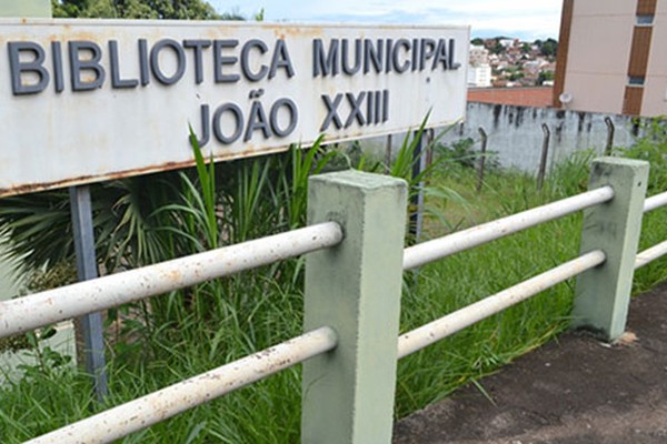 Vizinhos relatam  invasão de usuários de drogas na Biblioteca Municipal e cobram segurança