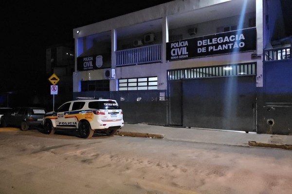 Homem é preso por agredir com soco e ameaçar de morte dupla em via pública