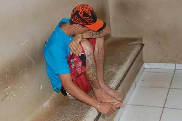 Mulher tenta recuperar celular e é agredida com golpes de vassoura