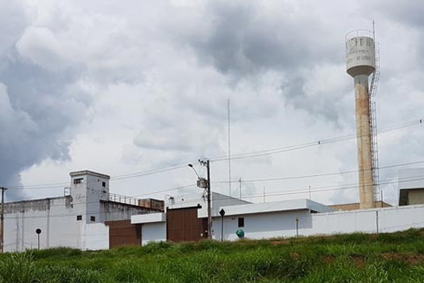 Dois detentos são golpeados com chuços em briga generalizada no Presídio Sebastião Satiro