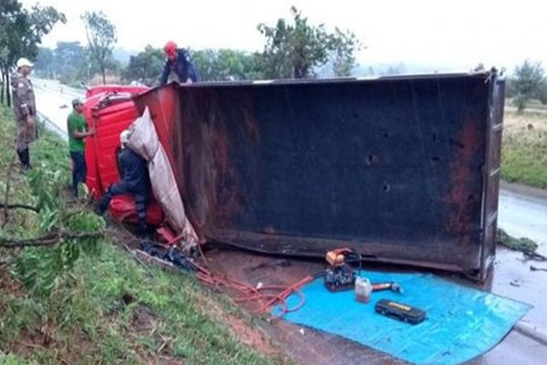 Motorista fica preso às ferragens após caminhão rodar e tombar na BR354