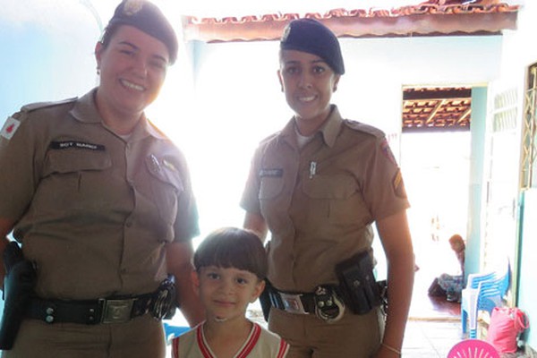 PM faz visita especial em escola infantil e alegra aniversariante que sonha ser policial