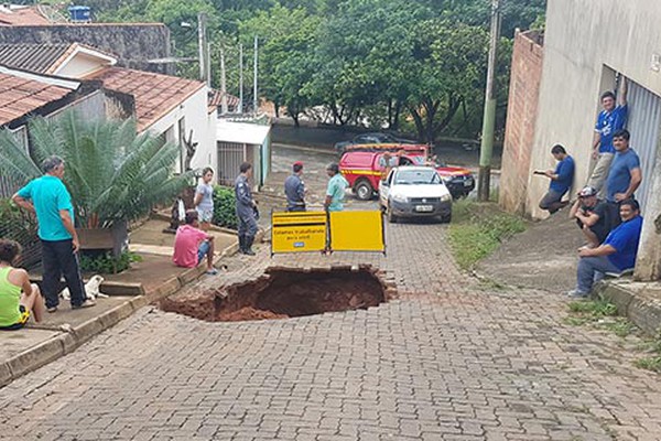 Buraco gigantesco se abre em rua do bairro Santa Terezinha e tira o sono dos moradores