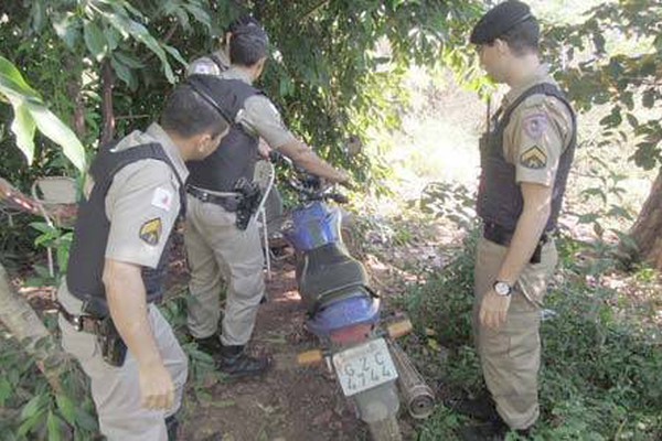 PM encontra moto furtada e balança de precisão em duplex em área de invasão