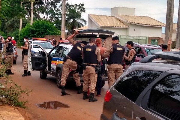 PM flagra agressões com faca e corrente, socorre garoto e prende jovem em Patos de Minas