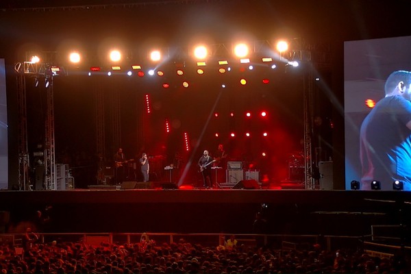 Público pede foto, mas Jorge pede abraço no palco da Arena; veja ao vivo