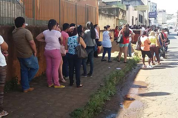 Candidatos a CNH enfrentam fila gigante para conseguir desconto em autoescolas