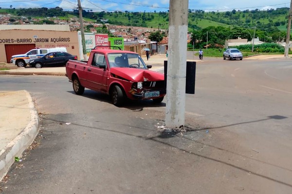 Motorista fica ferido ao atingir em cheio poste no meio da via e moradores cobram providências