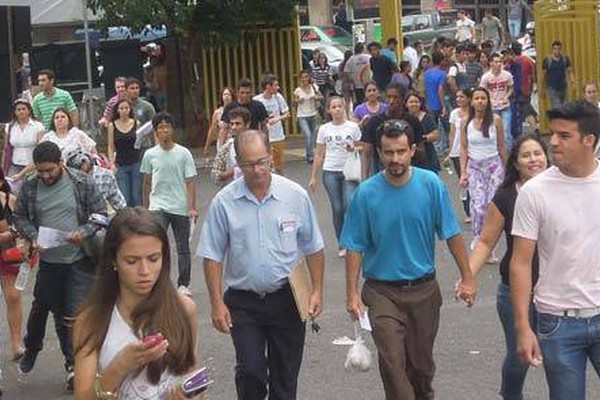 Cerca de 7 mil estudantes da região iniciam a maratona do Enem em Patos de Minas