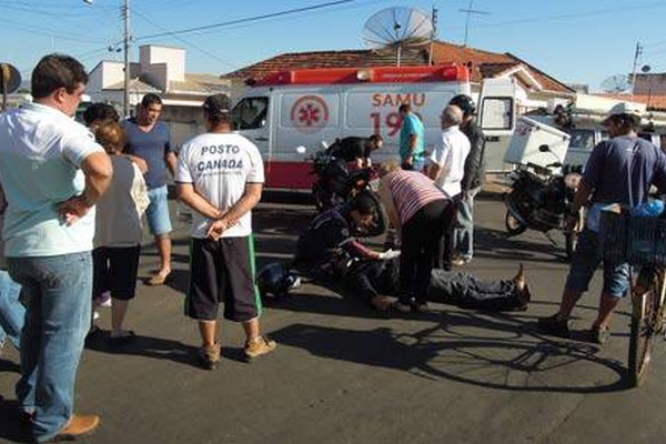 Motorista avança parada, causa acidente com moto e foge sem prestar socorro