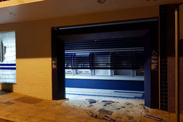 Assaltantes explodem cofre de banco, trocam tiros com a polícia e levam pânico a Campos Altos