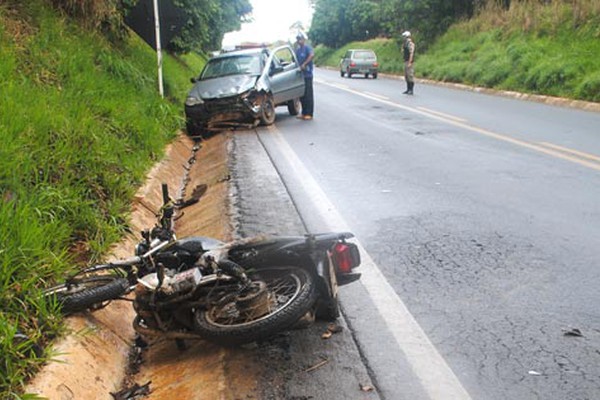 Pista molhada: pick up roda na MGC354 e atinge motociclista que fica gravemente ferido