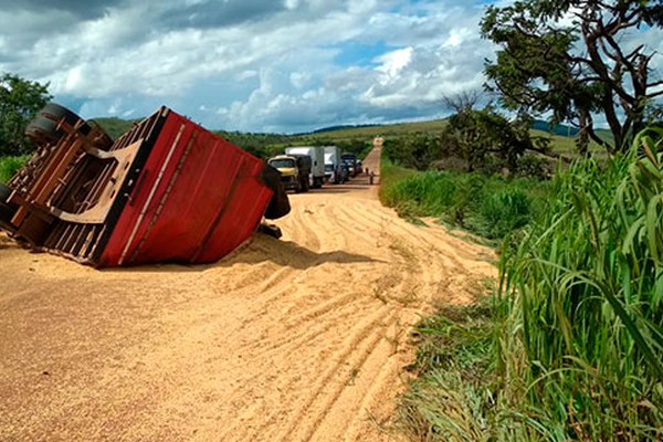 Caminhão tomba e carga fica espalhada após motorista tentar desviar de buraco na MG188