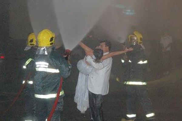 Casamento de Bombeiro para av. Paranaíba e impressiona moradores