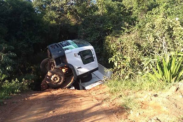 Ponte desaba com caminhão basculante da Prefeitura de Rio Paranaíba e motorista fica ferido