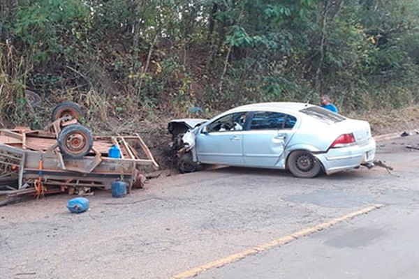 Carro com carretinha invade contramão após estouro de pneu e bate em carreta na MG190