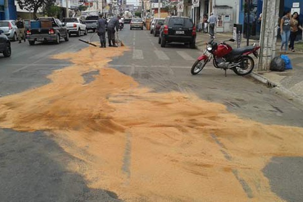 Caminhão é atingido ao parar para pedestres, espalha óleo na Major Gote e trânsito fica conturbado