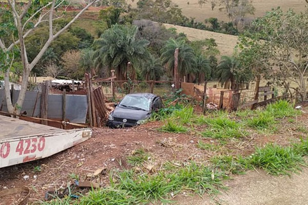 Motorista perde controle de veículo e cai em barranco na Avenida Fátima Porto