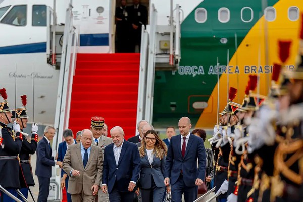 Lula chega a Paris para visita de Estado e encontro com empresários