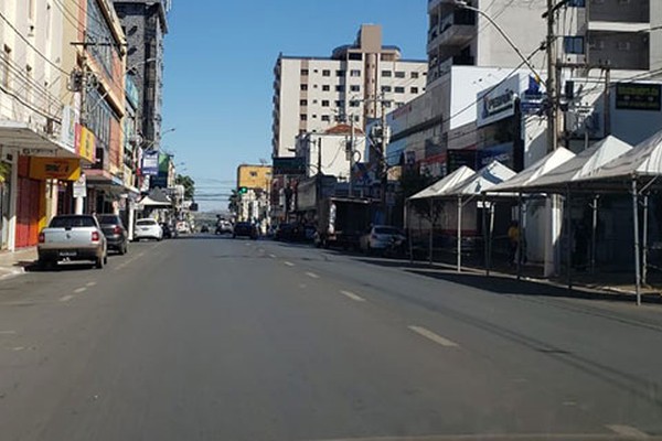 Veja como ficou o centro de Patos de Minas no primeiro dia de comércio fechado por Decreto