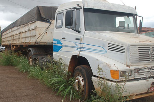 Carreta estacionada há mais de dois anos gera transtornos e causa acidentes na cidade