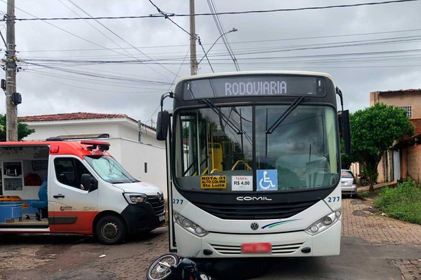 Avanço de parada obrigatória deixa motociclista gravemente ferida em Patos de Minas