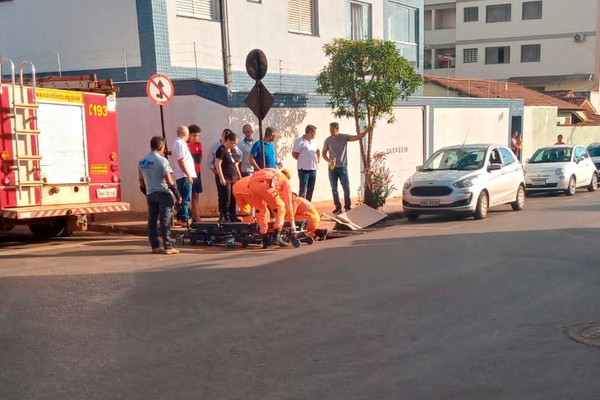 Pedestre de 71 anos fica preso em bueiro e tem que ser resgatado pelos bombeiros