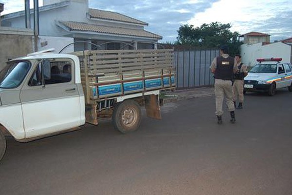 Ladrão furta caminhonete e, sem saber dirigir, abandona o veículo pouco depois