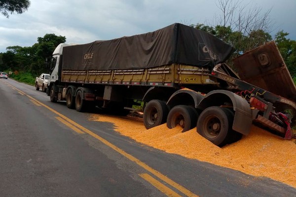 Bitrem apresenta falha mecânica em subida, volta de ré e carga fica espalhada na MG410 em Presidente Olegário