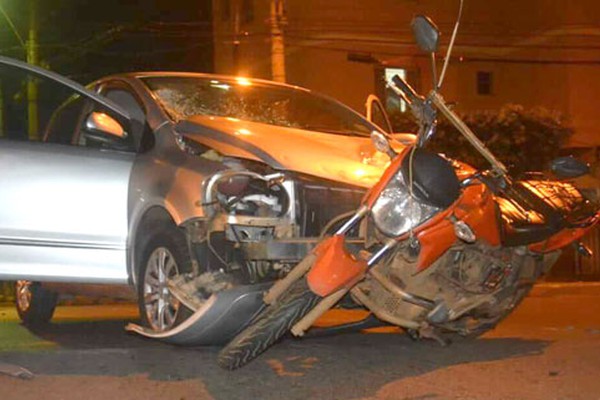 Acidente em esquina da Major Gote com sinal de alerta deixa mototaxista inconsciente