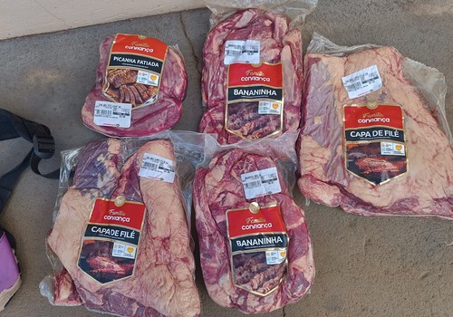 Jovem furta mais de 7kg de carnes nobres em supermercado e acaba preso em Patos de Minas