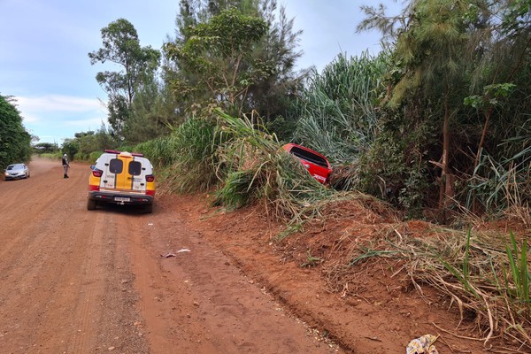 Condutora sem CNH é presa por embriaguez após carro sair da pista e deixar outras duas feridas na LMG 746