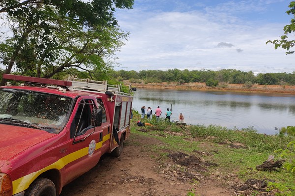 Homem pula em represa para se livrar de abelhas, morre afogado e é atacado por piranhas