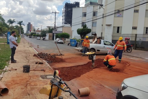 Obra da Copasa causa diversos transtornos e afeta trânsito em toda a região central de Patos de Minas