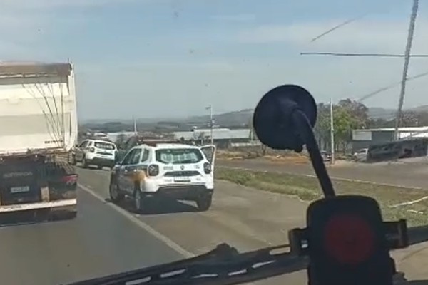 Foragida troca de veículo para enganar a polícia, mas acaba presa em Patos de Minas