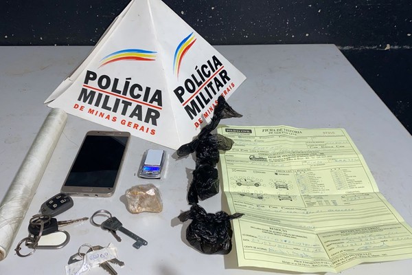 Polícia Militar apreende drogas, encontra carro roubado e leva dois suspeitos para Delegacia