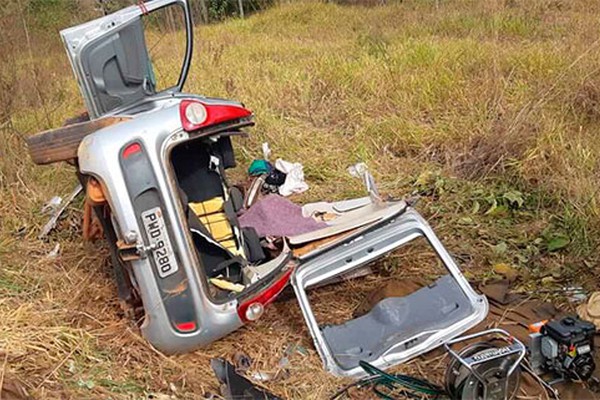 Carro bate em bitrem na BR365, atropela ciclistas e deixa dois mortos e vários feridos 