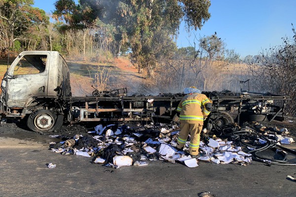 Incêndio iniciado na carroceria destrói caminhão e carga na BR 365, em Patos de Minas