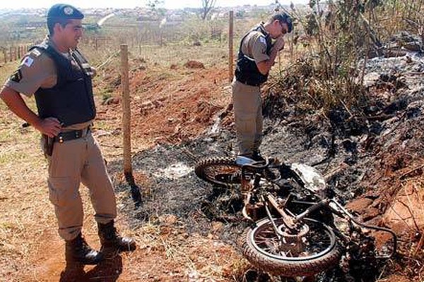 Moto suspeita de ter sido usada em assalto a relojoaria é encontrada toda queimada