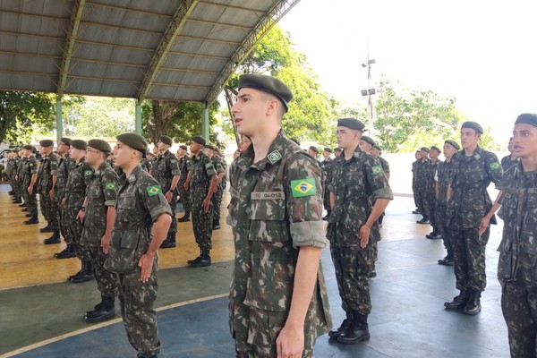 Solenidade cívica marca formatura de atiradores do Tiro de Guerra 04-013 em Patos de Minas