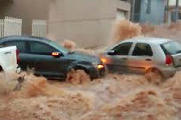 Temporal volta a arrastar carros e motos em São Gotardo e leva pânico a moradores