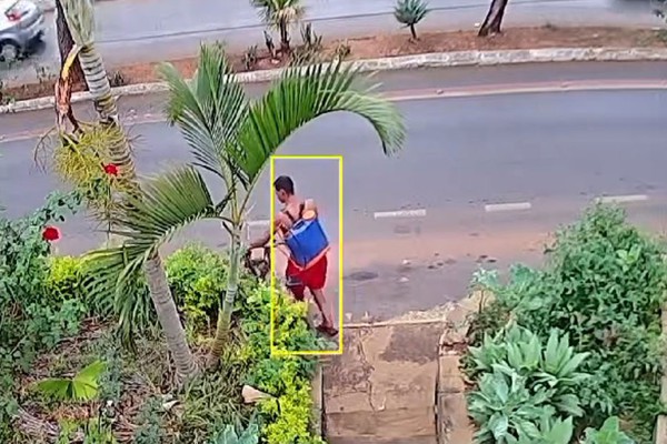 Moradora acusa homem de furtar bomba costal; imagens mostram ele entrando e saindo da casa