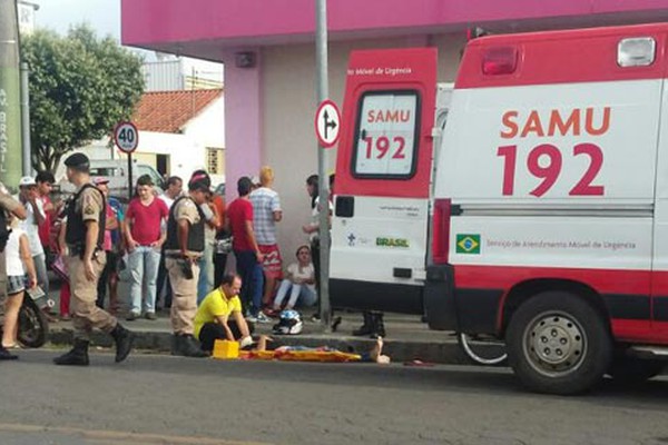 Condutor de 17 anos avança parada obrigatória, bate em outra moto e deixa três feridos