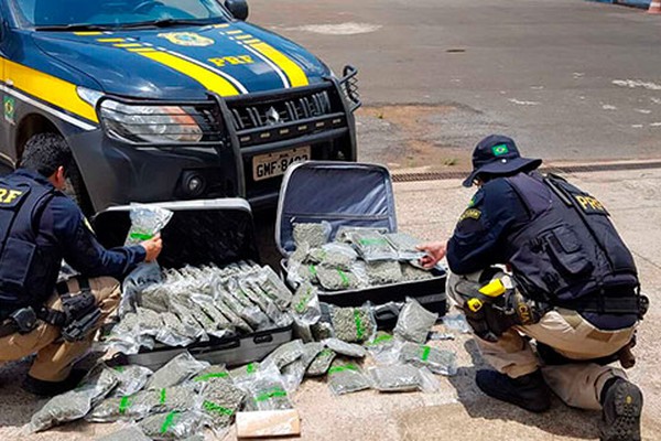 PRF faz abordagem e prende jovem que transportava 50 kg de flor de maconha na BR-365 