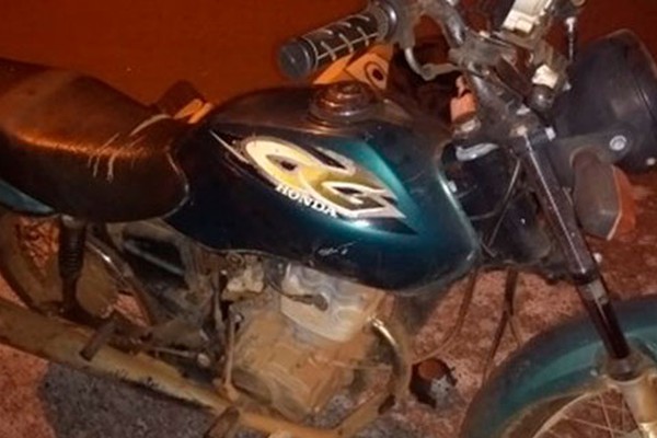 Motociclista bate em ciclista na contramão e foge deixando passageira e jovem feridos